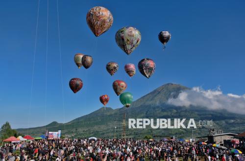 Indahnya Warna-Warni Balon Udara Hiasi Langit Wonosobo