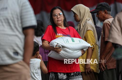 Antusiasme Warga Jakarta Terima Bantuan Pangan Pemerintah