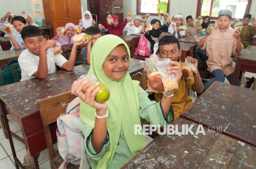 Paket MBG Tetap Dibagikan Selama Bulan Puasa, Ini Menu yang Diterima Siswa