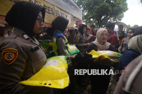 Beragam Cara Peringati May Day, dari Cek Kesehatan hingga Bagi Beras Gratis