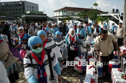 Jamaah Haji Kloter Pertama Debarkasi Lampung Tiba di Tanah Air