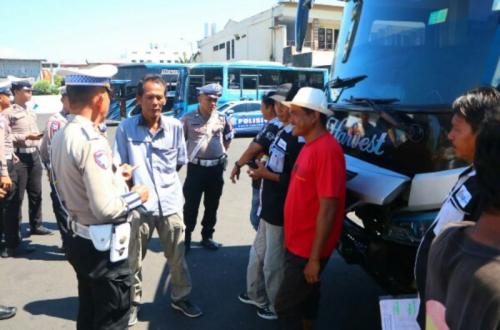 Polda Sulut Edukasi Sopir Mikrolet dan Bus tentang Keselamatan Lalu Lintas