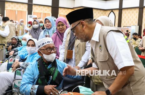 Menteri Haji dan Umrah Tinjau Debarkasi Makassar, Pastikan Kedatangan Jamaah Lancar
