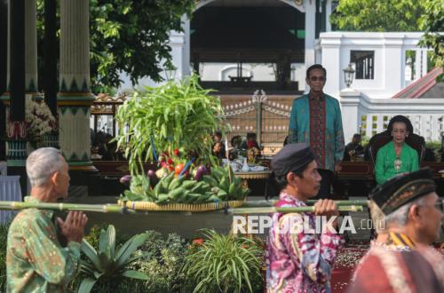 Ribuan Warga Ikuti Kirab HUT ke-80 Sri Sultan HB X, Bawa Gunungan Hasil Bumi