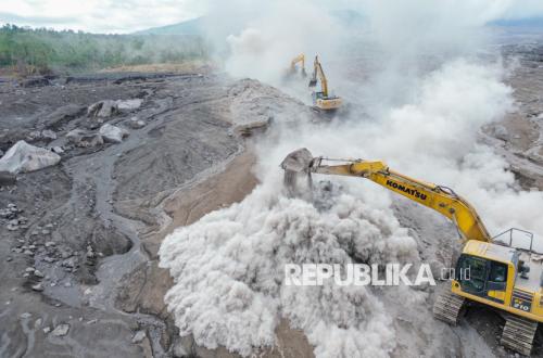 Gunung Semeru Semakin Aktif, Hari Ini Kembali Erupsi Disertai Awan Panas Sejauh 3,5 Km
