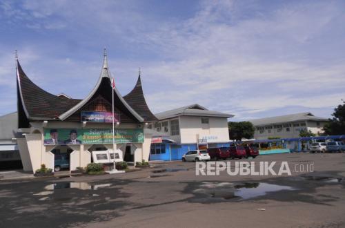 Kemenhaj Bagikan Kartu Nusuk Jamaah Haji di Embarkasi Padang