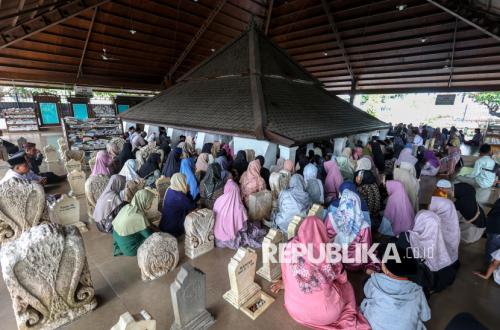 Jelang Ramadhan, Ribuan Peziarah Padati Makam Sunan Bonang