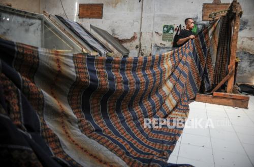 Di Tengah Krisis, Geliat Sentra Tekstil Majalaya Tumbuh Lewat Festival Sarung