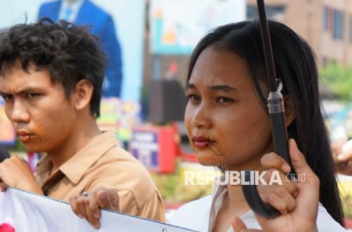 Aksi Jahit Mulut, Mahasiswa Protes soal Pelemahan Rupiah