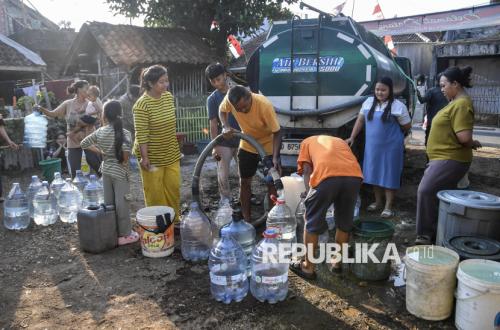 Pemprov Jabar Distribusikan 25 Juta Liter Air untuk 900 Ribu Warga Terdampak Kekeringan
