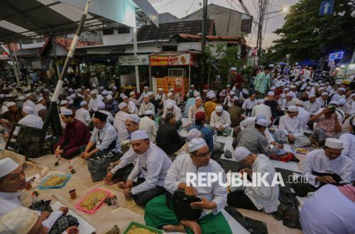Tradisi Ramadhan di Kwitang, Ribuan Jamaah Ikuti Buka Puasa Bersama di Masjid Al-Awwabin