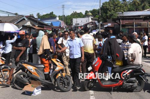 Protes Gangguan Pasokan Air Bersih, Warga Balikpapan Lakukan Aksi Tutup Jalan