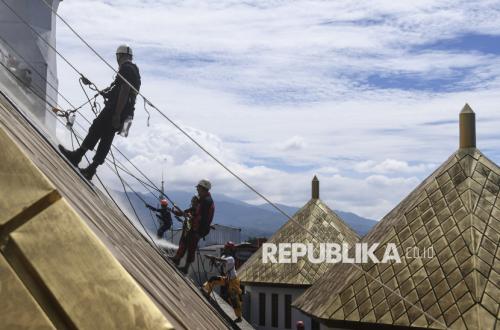 Aksi Pecinta Alam Bersihkan Kubah Masjid Agung Tasikmalaya
