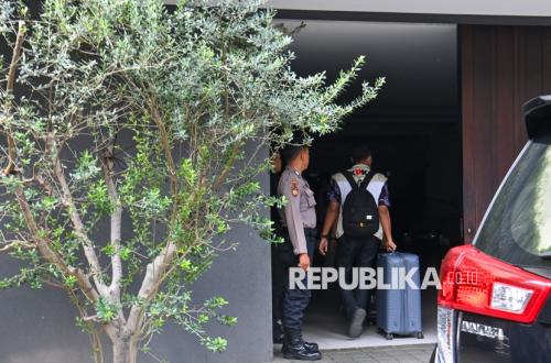 KPK Geledah Rumah Silmy Karim Terkait Kasus Korupsi Izin Tinggal WNA