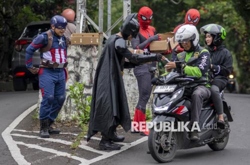 Saat Superhero Turun ke Jalan, Bagikan Takjil Gratis untuk Warga Berbuka Puasa