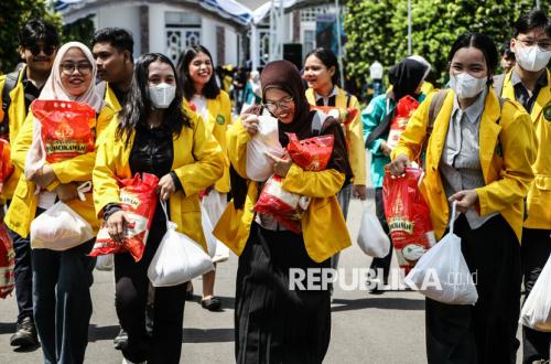 Ribuan Paket Sembako Gratis Disalurkan kepada Mahasiswa di Kalteng