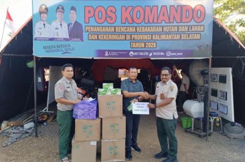 Pemprov Kalsel dan GAPKI Bagikan 20.000 Masker untuk Lindungi Warga dari Kabut Asap Karhutla