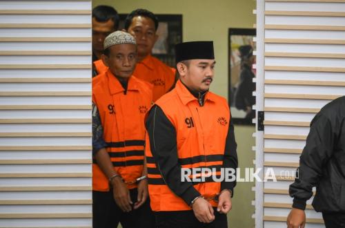 Eks Bupati Bekasi dan Ayahnya Didakwa Terima Suap Rp 12,4 Miliar