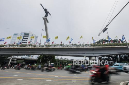 Kasatpol PP Jakarta Perintahkan Anggotanya Tertibkan Seluruh Atribut Partai di Jalan Layang