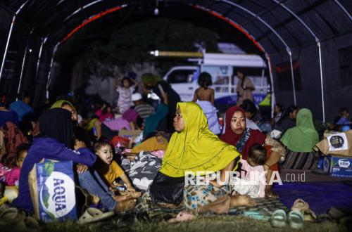 Pascagempa NTT, Warga Mengungsi di Stadion Gelora Samador Maumere