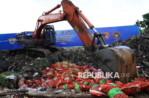 Puluhan Ton Bawang dan Sayuran Ilegal Dimusnahkan di Kalbar