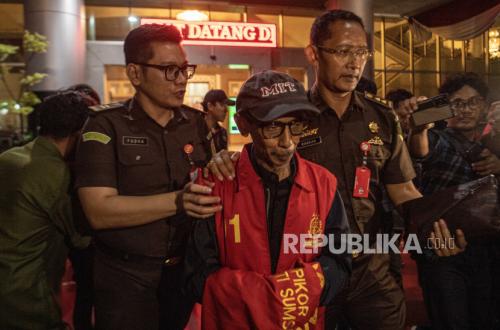 Mantan Direkturt Utama PT Bukit Asam Tbk periode 2011-2016 Milawarma  (tengah) berjalan menuju mobil tahanan usai menjalani pemeriksaan di Kejaksaan Tinggi (Kejati) Sumatera Selatan, Palembang, Sumatera Selatan, Rabu (23/8/2023). Kejaksaan Tinggi Sumatera Selatan menetapkan Mantan Direktur Utama PT Bukit Asam Tbk periode 2011-2016 Milawarma dan  Wakil Ketua Tim Akuisisi Nurtimah Tobing sebagai tersangka dugaan tindak pidana korupsi akuisisi saham milik PT Satria Bahana Sarana (SBS) oleh PT BA melalui PT Bukit Asam Investama (BMI) yang merupakan anak usaha PT Bukit Asam (PT BA) Tbk dengan total kerugian Negara sebesar Rp100 miliar.