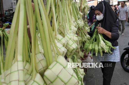 Pembeli Serbu Kulit Ketupat di Pasar Tradisional Lhokseumawe Jelang Lebaran