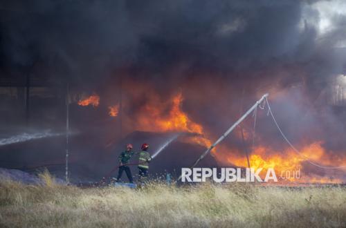 Si Jago Merah Mengamuk di Galangan Kapal Karangsong, Tiga Kapal Nelayan Hangus Terbakar