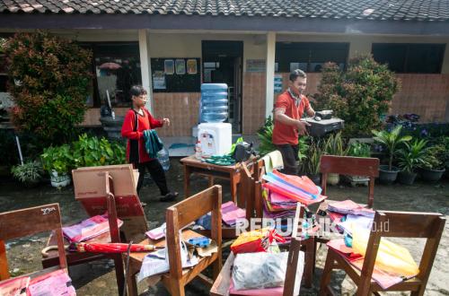 Pascabanjir, Warga Sukoharjo Mulai Bersihkan Rumah dan Sekolah