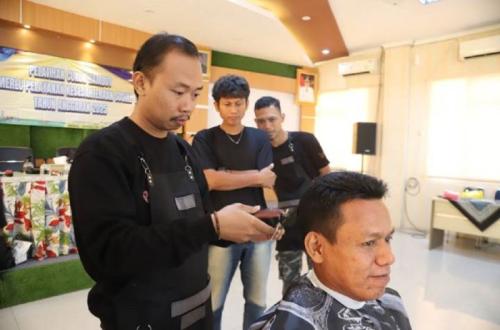 Dinsos Tangerang Gelar Pelatihan Cukur Rambut Gratis