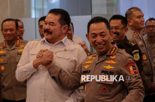 Bantah Spekulasi Mantan Menko Polhukam Mahfud MD, Kapolri dan Jaksa Agung Tersenyum Bareng