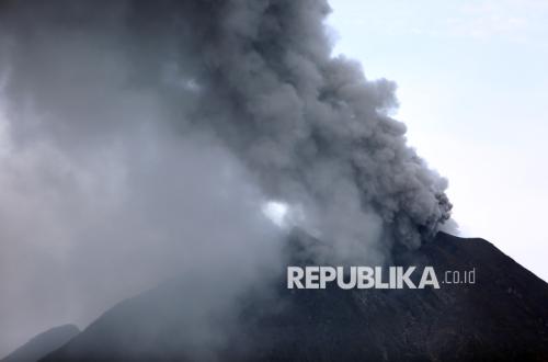Epidemiolog Ungkap Bahaya Abu Vulkanik dan Cara Membersihkannya