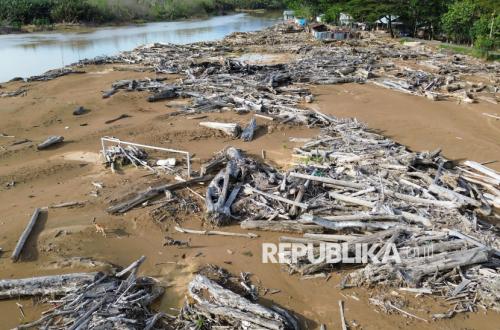 Bantaran Sungai Batang Kuranji Masih Dipenuhi Material Banjir Bandang