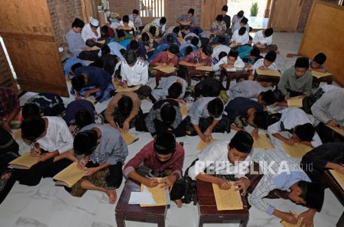 Mendekatkan (Taqrib) Mazhab-Mazhab Ahlussunnah: Dari Polemik Menuju Toleransi