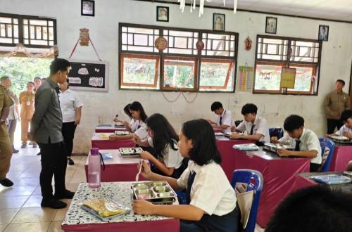 Wapres Gibran Rakabuming Raka Tinjau Program Makan Bergizi Gratis di Minahasa