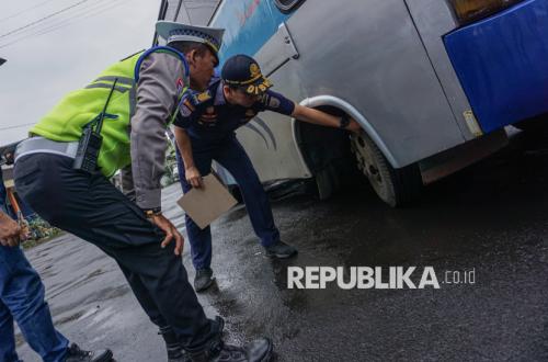 Petugas Gabungan Gelar Pemeriksaan Bus Angkutan Lebaran di Terminal Banyuputih