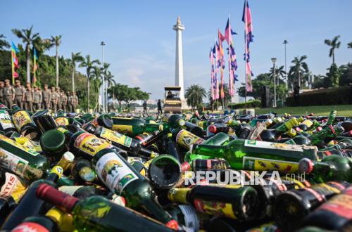 10.200 Botol Miras dan Oplosan Dimusnahkan di Silang Monas