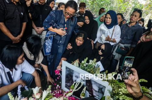 Suasana Haru Iringi Pemakaman Maestro Seni Rupa Nasirun