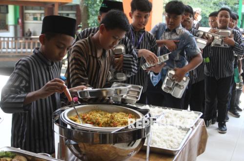 Siswa MIN 2 Malang Antusias Ikuti Uji Coba MBG Prasmanan