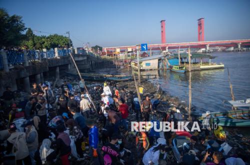 Ratusan Warga Gotong Royong Bersihkan Bantaran Sungai Musi dari Tumpukan Sampah