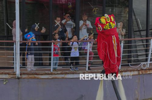 Semarak Imlek 2026: Ritual Lepas Burung di Palembang hingga Kejutan Barongsai di Stasiun KAI Daop 9