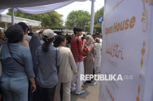 Gelar Open House di Istana, Prabowo Sapa dan Rangkul Warga yang Datang