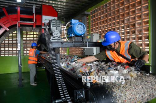 Upaya Kurangi Timbunan Sampah Jakarta Lewat TPS3R Menteng Atas