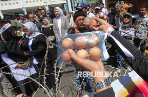 Protes Harga Anjlok, Peternak Ayam Petelur Bagikan Telur Gratis di DPRD Jatim