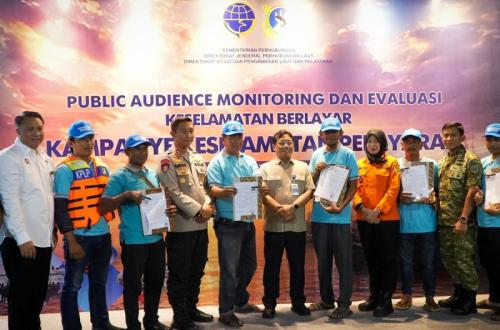 Kemenhub Serahkan 150 Jaket Pelampung untuk Nelayan Muara Angke Demi Budaya Pelayaran Aman