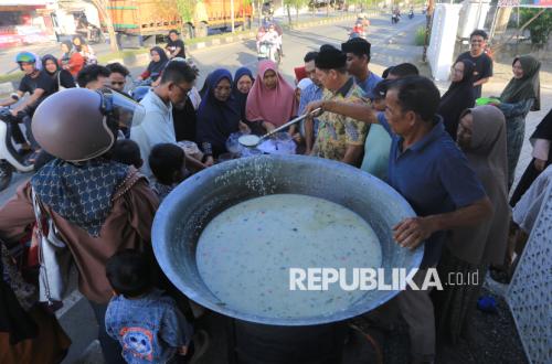 Ratusan Porsi Bubur Kanji Rumbi Dibagikan Gratis untuk Warga Meurebo Selama Ramadhan
