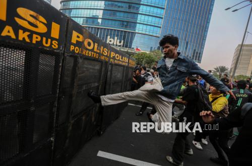 Sempat Memanas, Aksi Mahasiswa di Jalan Sudirman Jakarta Berakhir Damai
