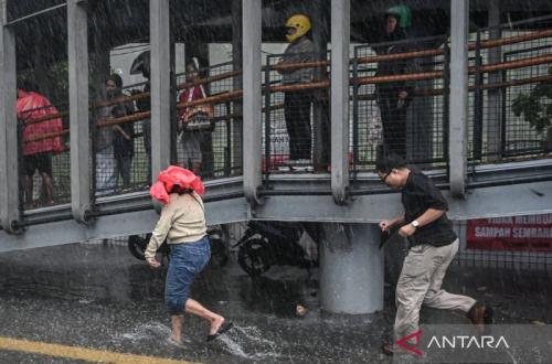 BMKG Prakirakan Hujan di DKI Jakarta pada Minggu Siang