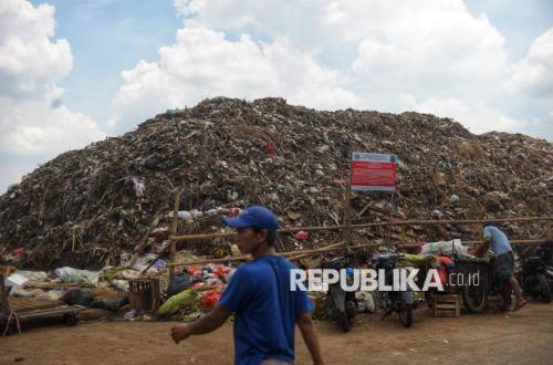 Sampah Setinggi 6 Meter Masih Menumpuk di Pasar Induk Kramat Jati