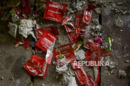 Kondom Bekas Berserakan di Kebon Kosong Dekat Masjid Al-Hidayah Cirebon, Diduga Tempat Protitusi